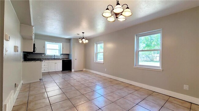Building Photo - 14025 N Everest Ave