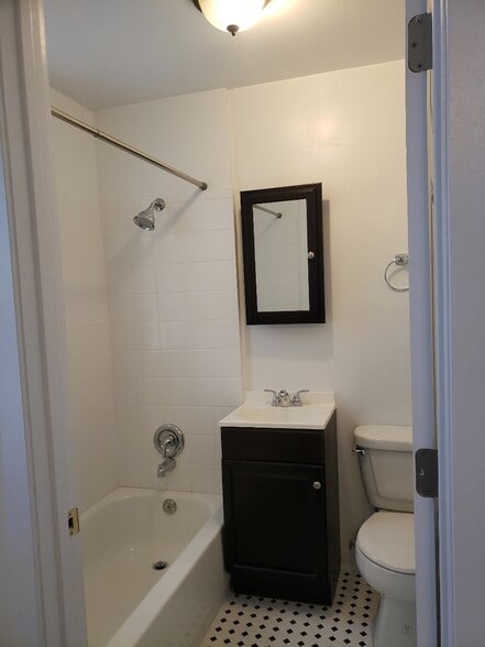 Building Photo - 4815 W Belle Plaine Ave