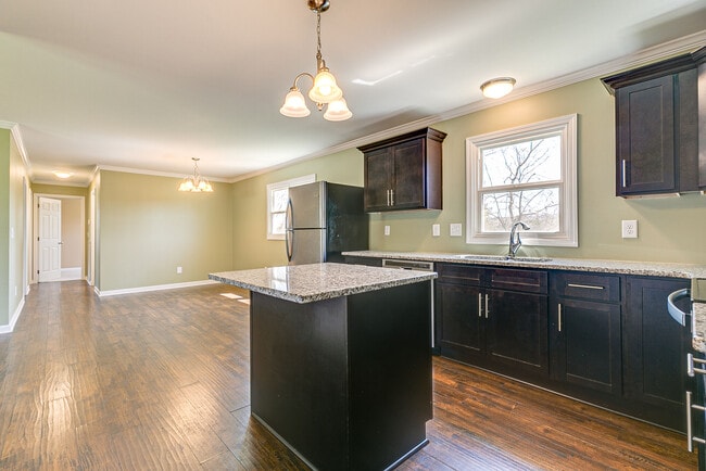 Building Photo - 212 Hillview Dr