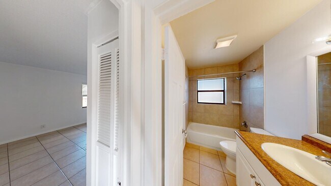 Building Photo - 1580 Montauk Dr