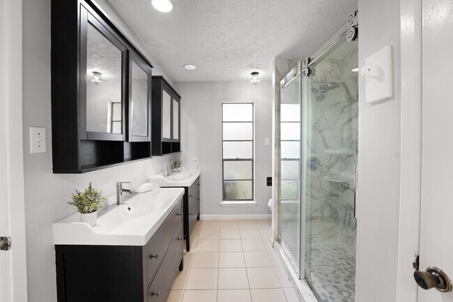 Building Photo - 1202 Manorglen Dr