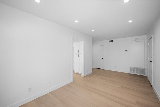 Building Photo - 350 W Loraine St