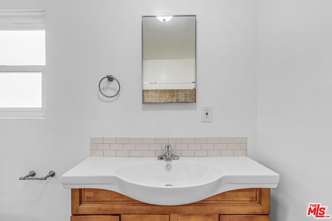 Building Photo - 1210 N New Hampshire Ave