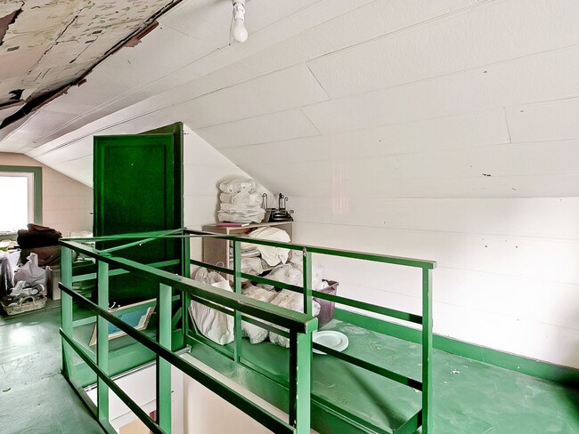 Building Photo - Amazing vintage 2-bdrm/2-bath Cully home—G...