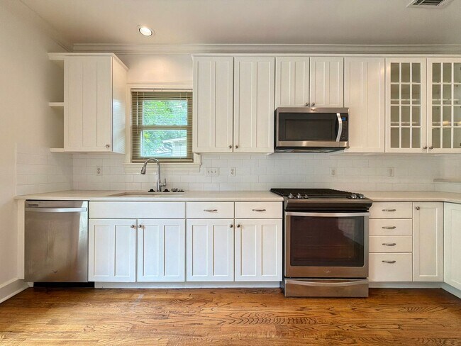 Building Photo - 903 E 38th St