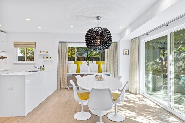 Building Photo - Stylish Condo in Desirable Alta Heights Neighborhood