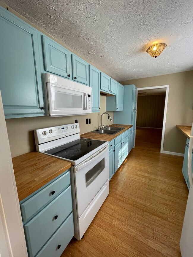 Building Photo - MOVE IN READY - Vinton Neighborhood