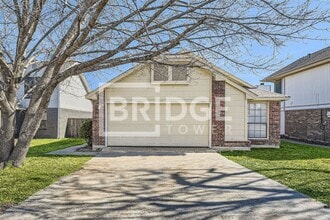 Building Photo - 905 Boxwood Dr