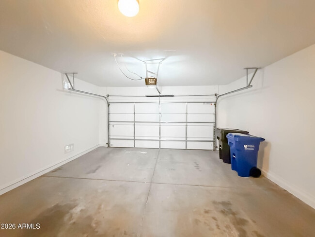 Building Photo - 1009 E Iris Dr