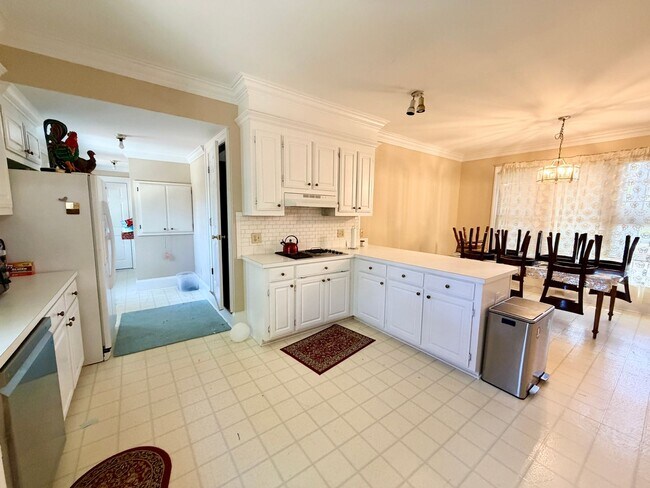 Building Photo - 525 Meadow Brook Dr