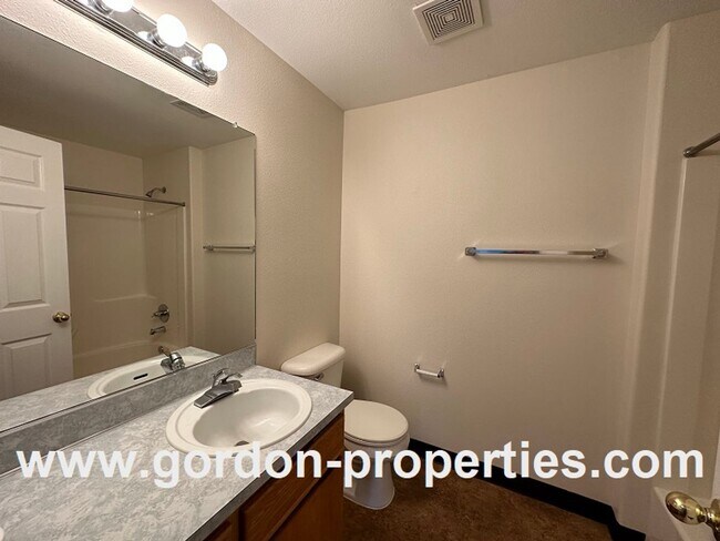 Building Photo - SE 73rd Ave - 3 bedroom townhouse in Mt Sc...