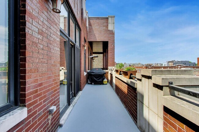 Building Photo - 1417 W Chicago Ave
