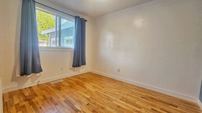 Building Photo - Spacious 4 Bed 3 Bath Home in Sought After...