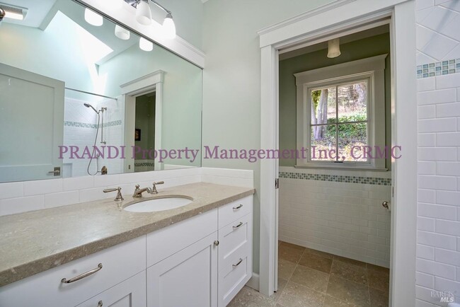 Building Photo - 422 Live Oak Dr