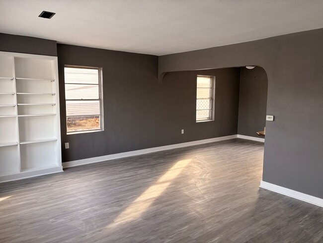 Building Photo - Cozy 2-Bedroom Home In a Peaceful Neighborhood!