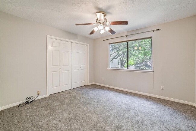 Building Photo - 3310 Meadway Dr