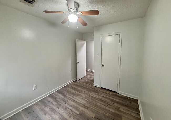 Building Photo - 1618 W Matthews Ave
