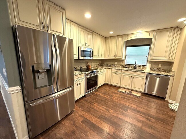 Building Photo - NEWLY LISTED!! Beautifully Updated 3-Bed/2-Bath Home in Sarasota!