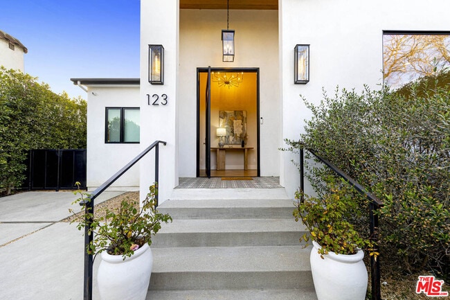 Building Photo - 123 S Kilkea Dr