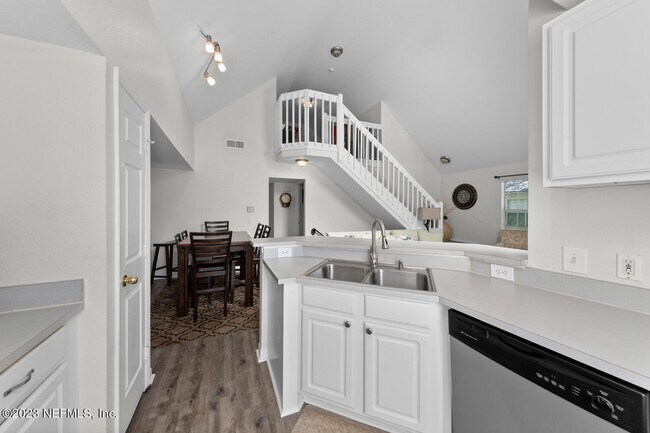 Building Photo - 13703 Richmond Park Dr N