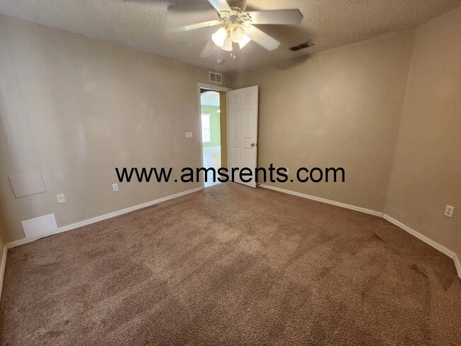 Building Photo - Large 4/2 Home With 2 Car Garage In Poinciana