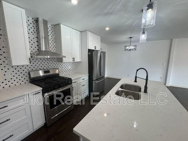 Building Photo - 2390 Tiffany Pl