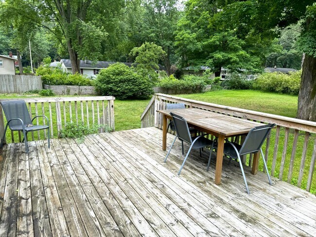 Building Photo - 144 Waukazoo Dr