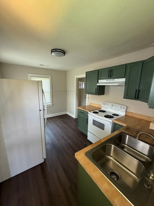 Building Photo - 2 Bed/1 Bath House