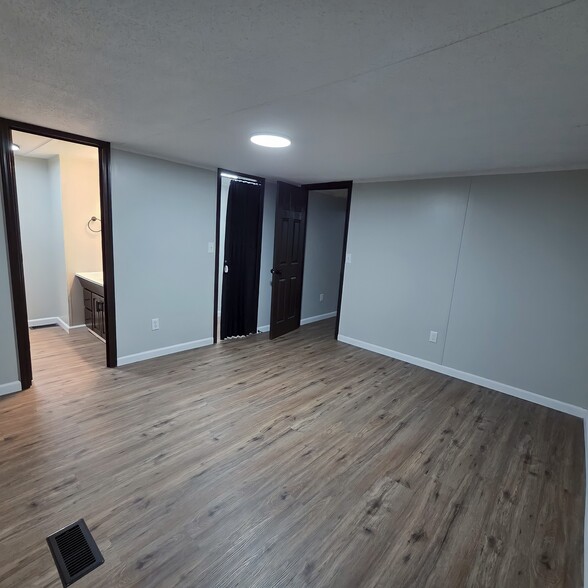 Building Photo - 93 Deerwood Park