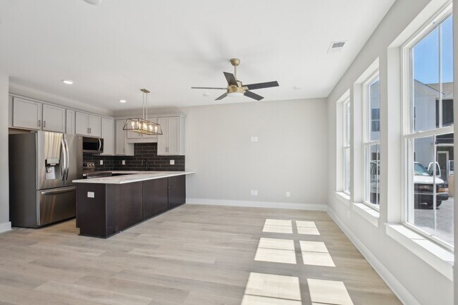 Building Photo - 908 Anderson Ln