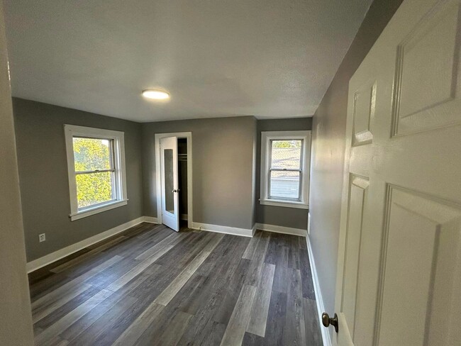 Building Photo - Amazing 4 bedroom 1 bath apartment home fo...