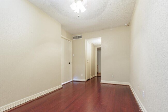 Building Photo - 2818 S Bartell Dr