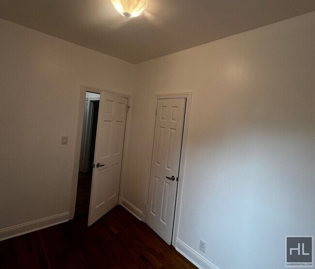 Building Photo - Spacious Fully Renovated 4-Bedroom in Sout...