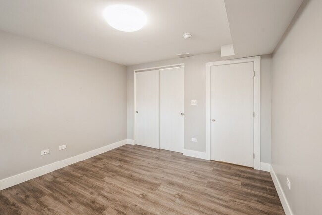 Building Photo - 5038 S St Lawrence Ave