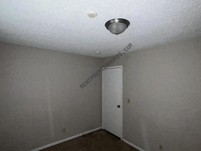 Building Photo - 5711 E 33rd Ct