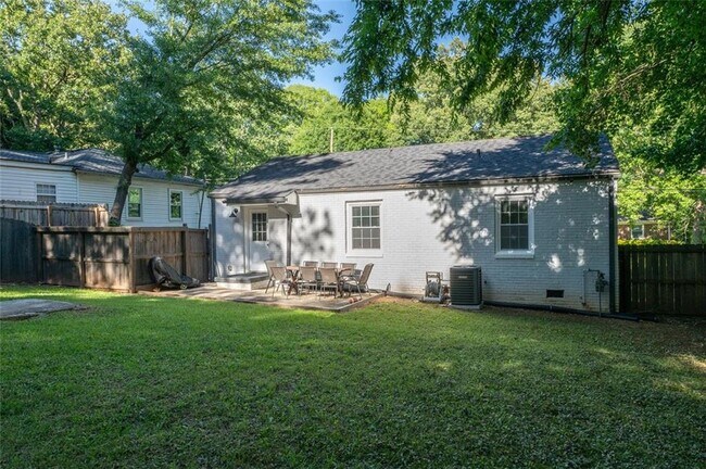 Building Photo - 3079 Cloverhurst Dr