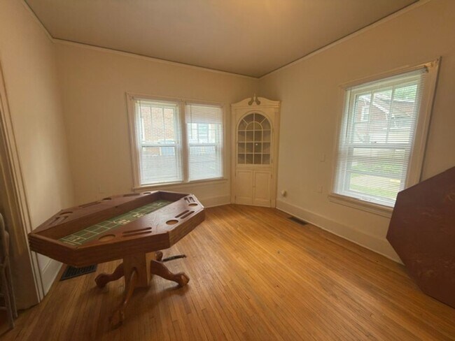 Building Photo - 1004 S Busey Ave