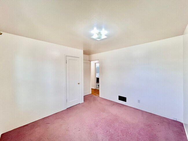 Building Photo - Cozy 2 bed 1 bath Home with Fenced Yard!