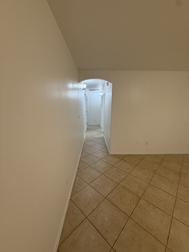 Building Photo - 4942 S Rinaldi Dr