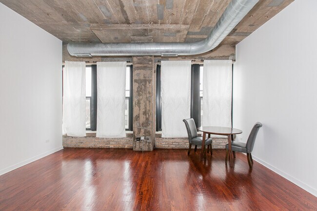 Building Photo - 1111 W 14th Pl