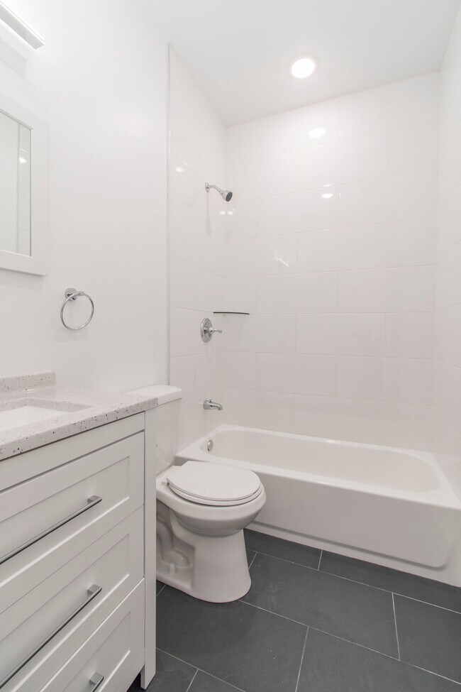 Building Photo - New! Renovated & Modern Apartment