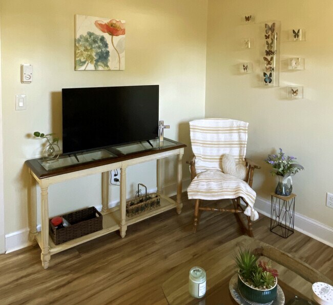 Building Photo - 625 Paula Ave