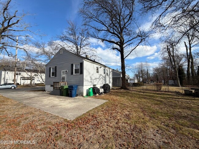 Building Photo - 2022 W Lake Ave