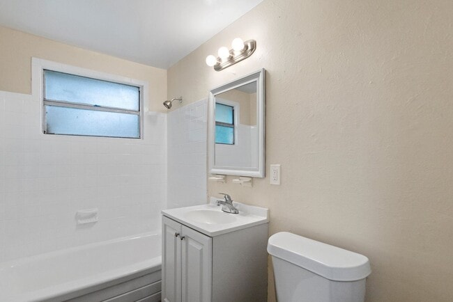 Building Photo - Spacious 4bdrm/1bath House ** $1,995.00 **...