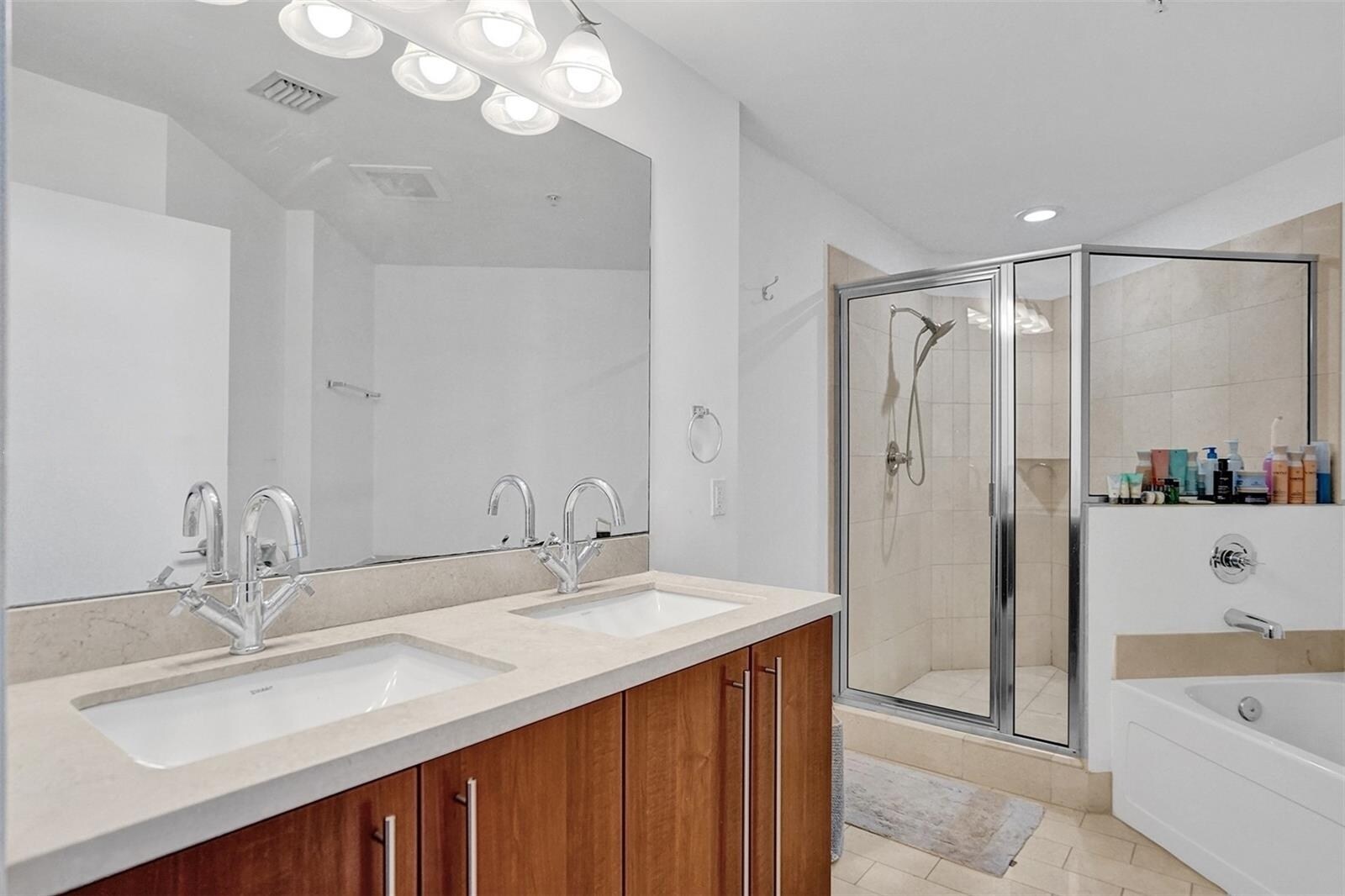 Building Photo - 1111 SW 1st Ave