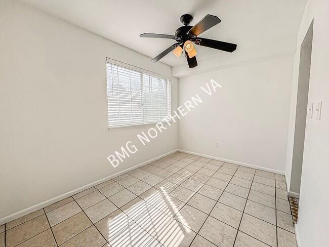 Building Photo - 1523 Colonial Dr