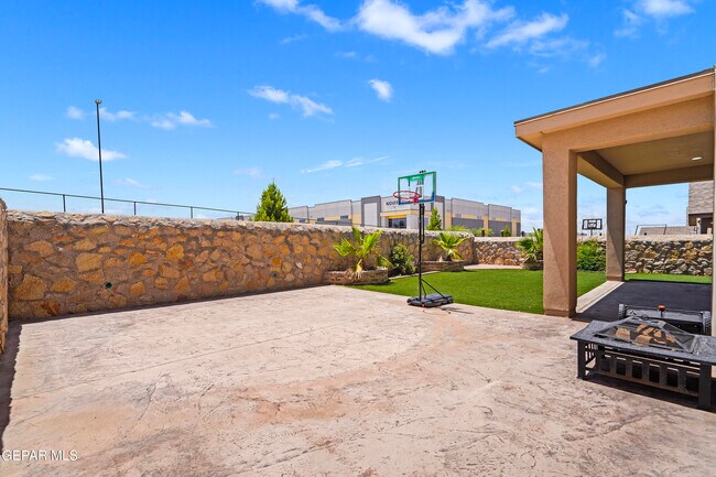 Building Photo - 212 S Manzanita Dr