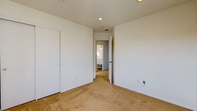 Building Photo - Charming 3 Bedroom 2.5 Bath with Bonus Room and Private Yard!