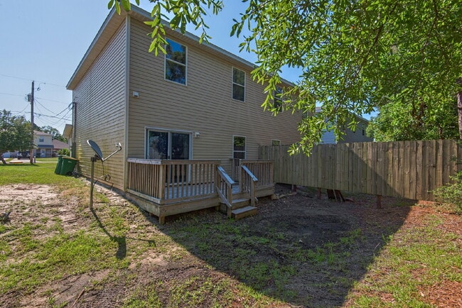 Building Photo - "Charming 3-Bed Townhouse Retreat with 2.5...