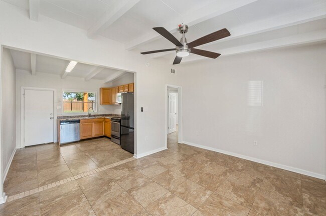 Building Photo - Updated Duplex with Large Yard!